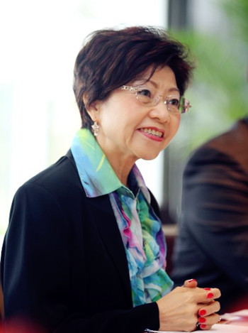 Liu Chao, Party secretary of Chengdu Hi-Tech Zone, explaining innovation park layout to Lin Ruisheng, chairwoman of the Singapore prime minister's office.